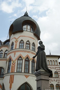 Turm und Statue am Europaplatz im Zentrum von Komárno.