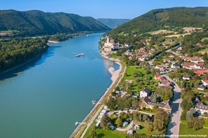Luftbild über die Donau zum Schloss Schönbühel bei Melk