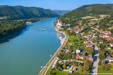 Panoramablick über Schönbühel in der Wachau und die Donau.