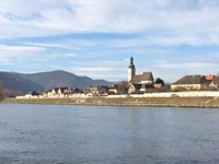 Ein malerisches Dorf in der Wachau von der MS Normandie aus gesehen.