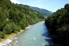 Blick auf den türkisen Rhein, der an Waltensburg vorbei fließt