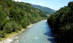 Blick auf den türkisen Rhein, der an Waltensburg vorbei fließt
