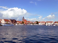 Blick auf den Stadthafen von Waren an der Müritz