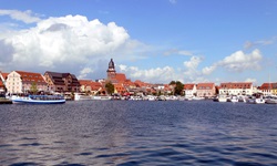 Blick auf den Stadthafen von Waren an der Müritz