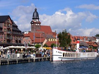 Blick auf die belebte Promenade von Waren