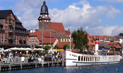Blick auf die belebte Promenade von Waren
