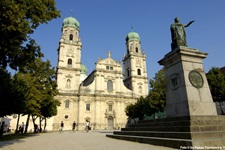 Die Statue von Maximilian I. Joseph von Bayern vor dem Passauer St.-Stephans-Dom.