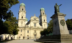 Die Statue von Maximilian I. Joseph von Bayern vor dem Passauer St.-Stephans-Dom.