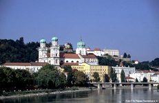 Das Passauer Donauufer mit dem Dom St. Stephan und der sich im Hintergrund erhebenden Festung Oberhaus.
