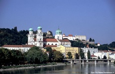 Das Passauer Innufer mit dem Dom St. Stephan und der Veste Oberhaus.