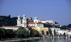 Das Passauer Innufer mit dem Dom St. Stephan und der Veste Oberhaus.