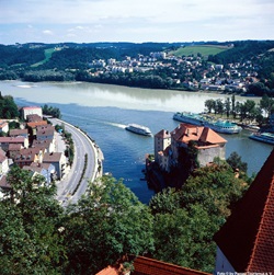 Schiffe passieren das Drei-Flüsse-Eck in Passau - im Vordergrund die Donau, rechts der Inn.