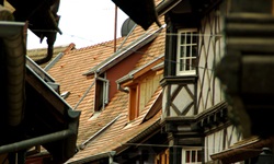 Blick auf eine enge Gasse mit typischen Fachwerkhäusern in Colmar