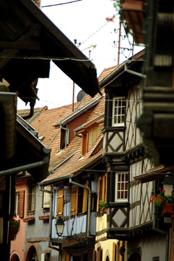 Blick auf eine enge Gasse mit typischen Fachwerkhäusern in Colmar