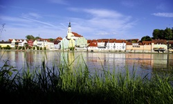 Schöner Blick vom Innufer auf die gegenüberliegende Barockstadt Schärding.