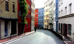 Bunte Häuserfassaden in einer bezaubernden Gasse von Schärding.