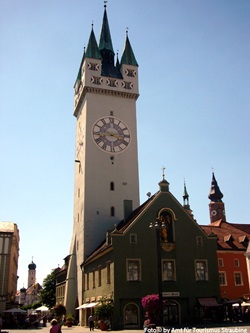 Der imposante Straubinger Stadtturm, der im Mittelalter als Wachturm angelegt wurde.