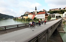 Eine Radlergruppe verlässt Burghausen über die Salzachbrücke.