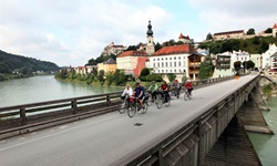 Eine Radlergruppe verlässt Burghausen über die Salzachbrücke.