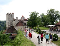 Touristen besichtigen die Burganlage von Burghausen, die als längste Burg der Welt gilt.