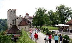 Touristen besichtigen die Burganlage von Burghausen, die als längste Burg der Welt gilt.