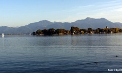 Die Insel Frauenchiemsee aus der Ferne betrachtet.
