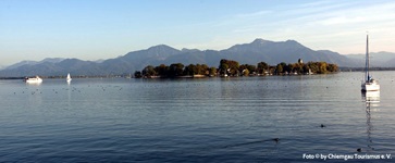 Die Insel Frauenchiemsee aus der Ferne betrachtet.