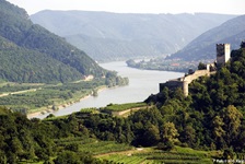 Die oberhalb des Ortes Spitz in der Wachau gelegene Ruine der Burg Hinterhaus thront hoch über dem Donauufer.
