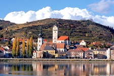 Der Kremser Stadtteil Stein liegt idyllisch zwischen dem Donauufer und malerischen Weinterrassen.