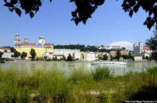 Schönes Stadtpanorama von Passau mit dem Donauufer und dem Dom St. Stephan.