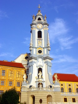 Der markante blau-weiße Turm von Stift Dürnstein ist das Wahrzeichen der Stadt.