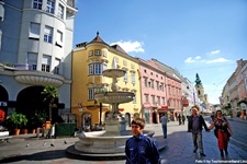 Touristen und Einheimische bummeln durch die Altstadt von Linz.