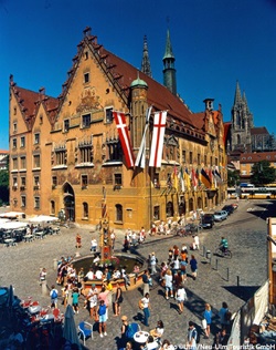 Blick auf den Brunnen und das Rathaus in Neuulm auf der Radreise am Donauradweg von Ulm nach Regensburg