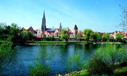 Blick über die schöne Donau nach Ulm