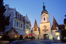 Beginnende Abenddämmerung über der Altstadt von Krems und dem Kremser Tor.
