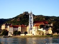 Herrliches Stadtpanorama von Dürnstein mit dem Stift und der Burgruine.