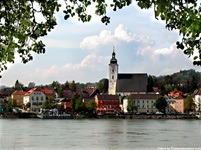 Grein und seine Stadtpfarrkirche vom gegenüberliegenden Donauufer aus gesehen.