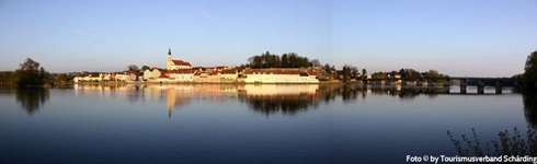 Schöner Panoramablick auf Schärding und das Donauufer.