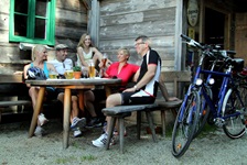Fünf Radler genießen bei einem kühlen Glas Bier ihre wohlverdiente Pause.