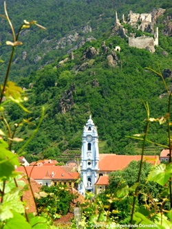 Die Ruine von Burg Dürnstein, auf der einst Richard Löwenherz gefangen gehalten wurde, erhebt sich über dem markanten Turm des Dürnsteiner Stifts.