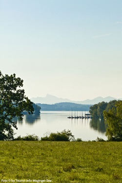 Blick auf den Waginger See, im Hintergrund die Chiemgauer, Berchtesgadener und Salzburger Alpen.