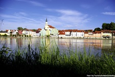 Die Barockstadt Schärding vom gegenüberliegenden Donauufer aus gesehen.