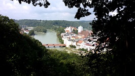 Das fast vollständig vom Inn umschlossene Wasserburg aus der Ferne gesehen.