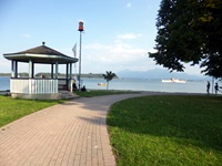 Ein kleiner Pavillon am Ufer des Waginger Sees lädt zu einer Rast mit herrlichem Ausblick ein.