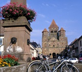 Zwei Fahrräder stehen sind an dem Brunnen vor dem Kloster Marmoutier angelehnt