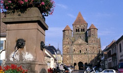 Zwei Fahrräder stehen sind an dem Brunnen vor dem Kloster Marmoutier angelehnt