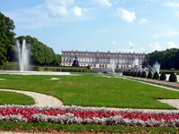 Gartenanlage und Schloss Herrenchiemsee auf der gleichnamigen Chiemseeinsel.