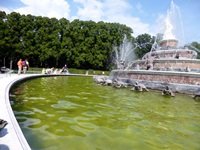 Der terrassenartig angelegte Latona-Brunnen auf der Insel Herrenchiemsee.