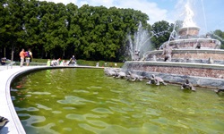 Der terrassenartig angelegte Latona-Brunnen auf der Insel Herrenchiemsee.