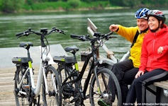 Zwei Radfahrer machen eine Pause auf einem Steg in Bad Gögging